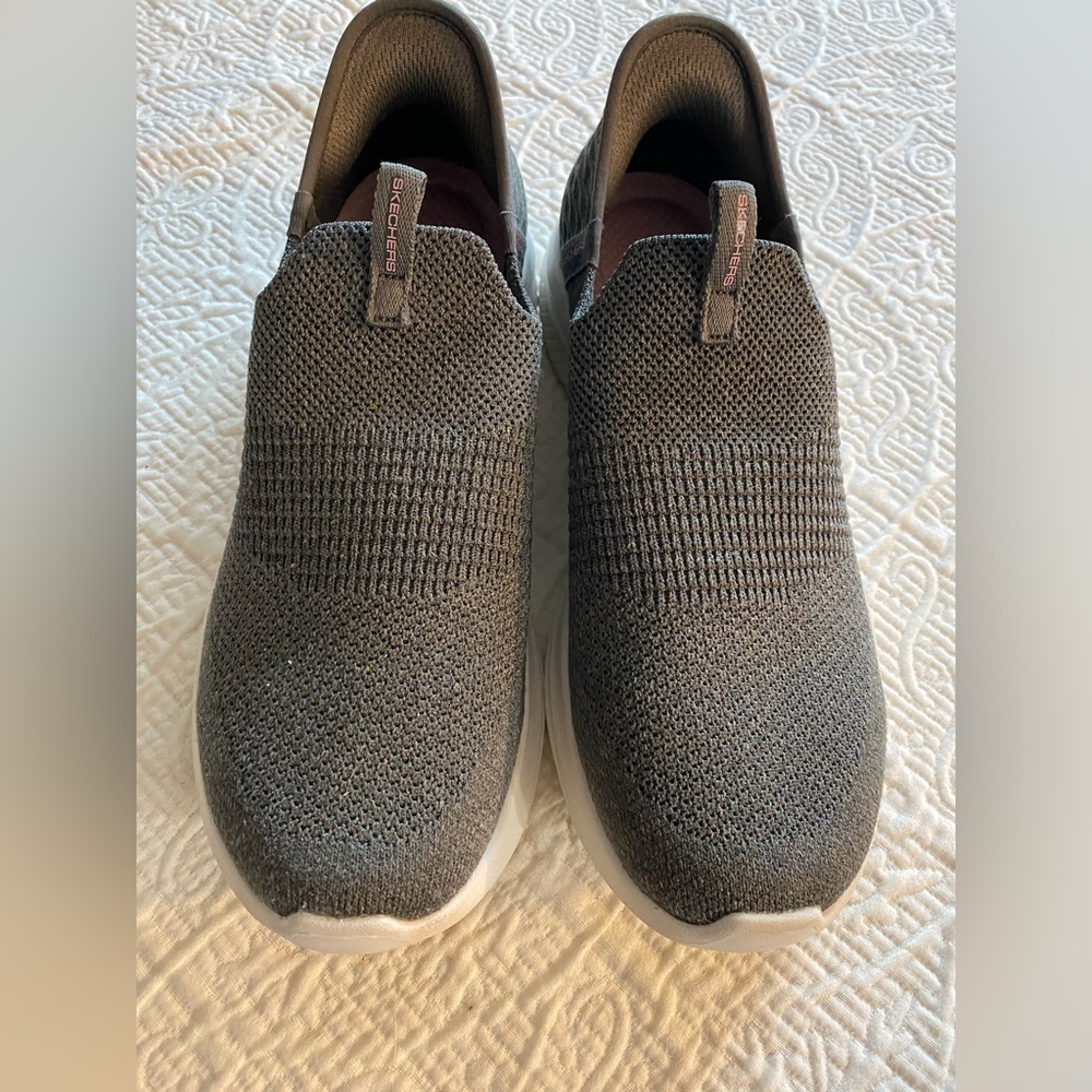Sketchers slip-ins size 7 1/2 wide.